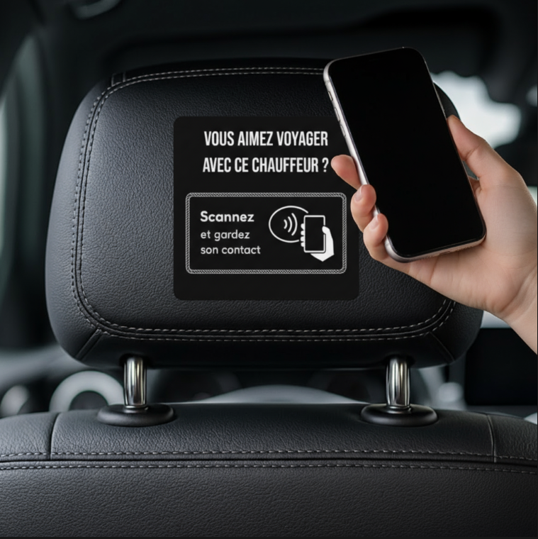 Un client scan la plaque NFC du chauffeur privé
